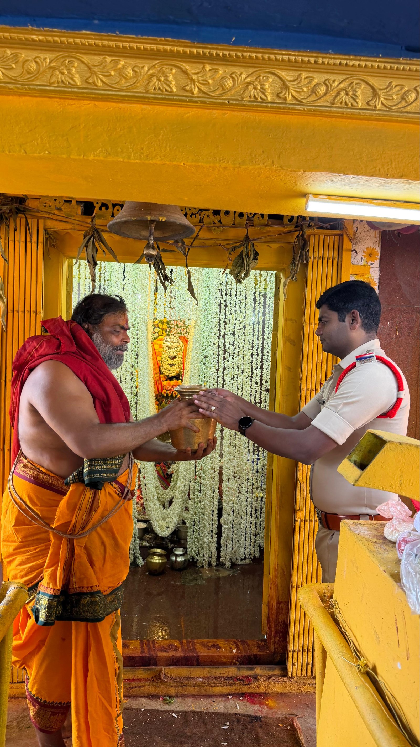 ఊకల్ నాగ సుబ్రహ్మణ్యేశ్వర స్వామిని దర్శించుకున్న సిఐ విశ్వేశ్వర్ 